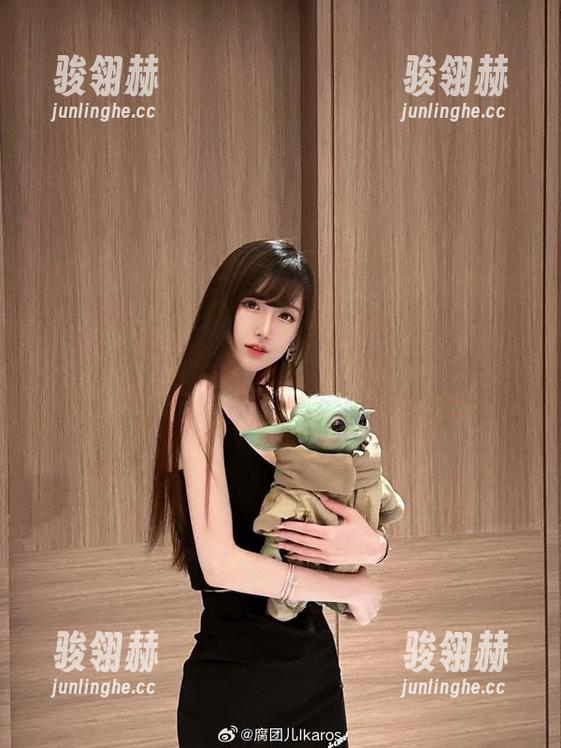 看！腐团儿Ikaros在异世界里的沙雕日常，免费大胆下载，快来围观她的“另类人生”！