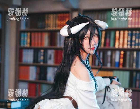 定制图集里的油亮空姐，芋圆侑子这回可是撒了不少栗子。