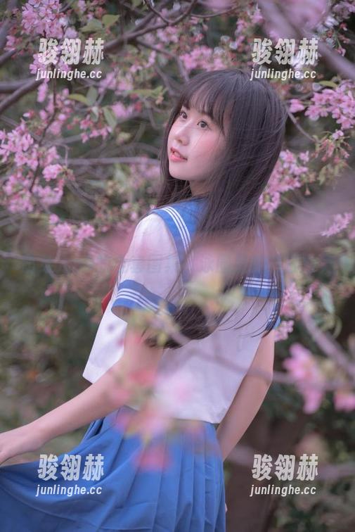 萌芽儿o0的全套图集：泳圈里的浴缸慢舞