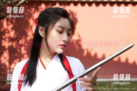 蜜桃社 - 想要见证月音瞳的美脚？来这儿拿免费照片！