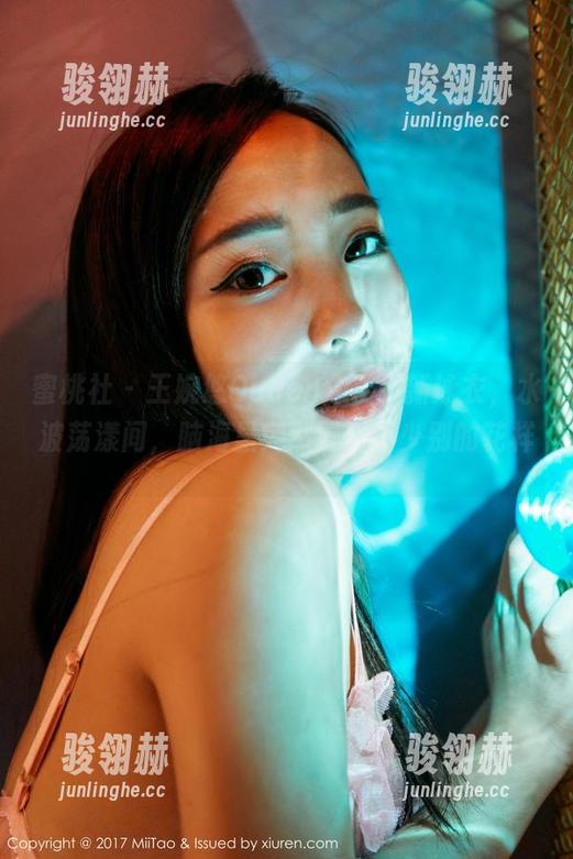 蜜桃社 - 王婉悠Queen分享最新泳衣，水波荡漾间，脑海里突然冒出不少别的花样。