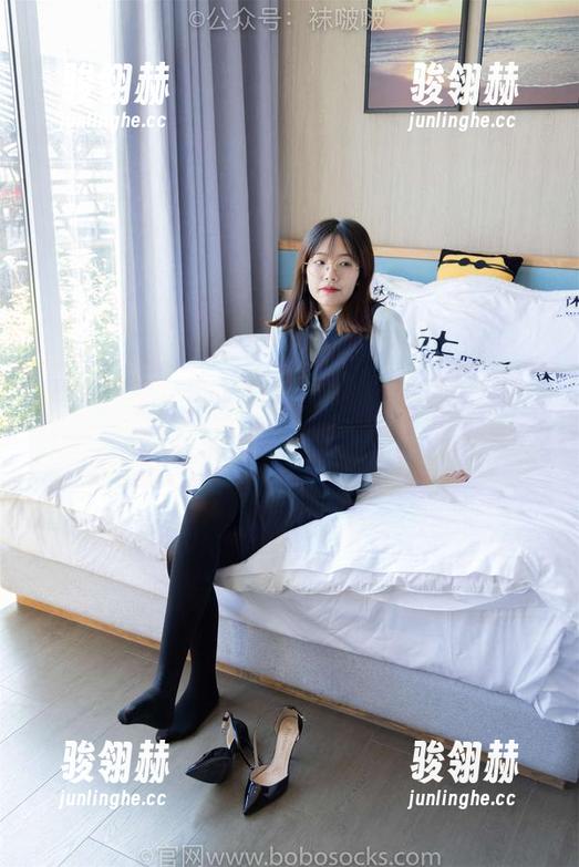 袜啵啵 - 这一季的奶油最新图册：OL制服裤里那个丝的确实有趣