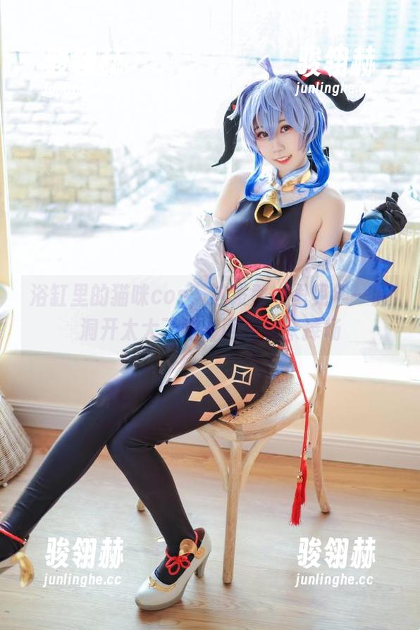 浴缸里的猫咪cos，这发型…里见年一脑洞开太大了吧？网友快来捧场