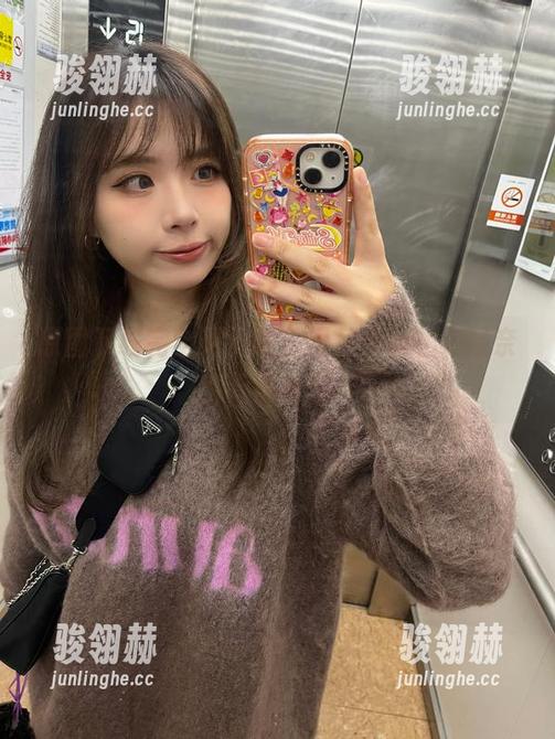 原图下载完全无下限，闪月半和柏崎星奈的无声爱恋。