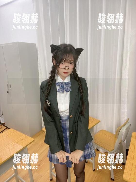 不看后悔的内容：香草喵露露与她的美脚原图，火力全开！