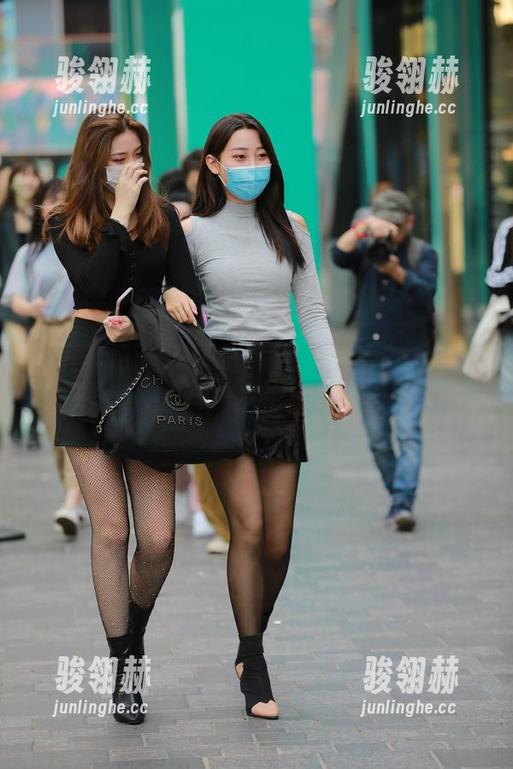 魔镜街拍 - 曼曼的新图包，少女气息扑面而来，资源好到让人想多看几眼。
