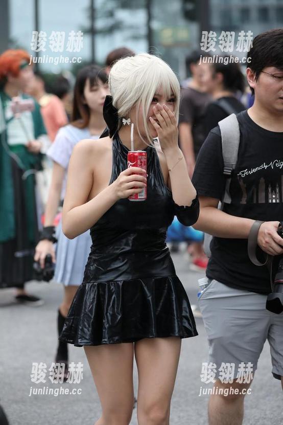 魔镜街拍-艾小青 魔镜街拍 - 艾小青的在线写真,漫展的“骚动”瞬间记录