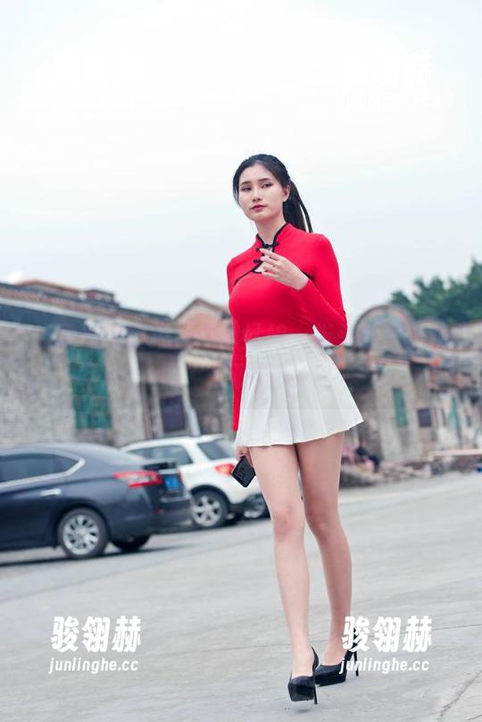 魔镜街拍图集，热裤姑娘，街头的一抹艳丽，你说像吗？